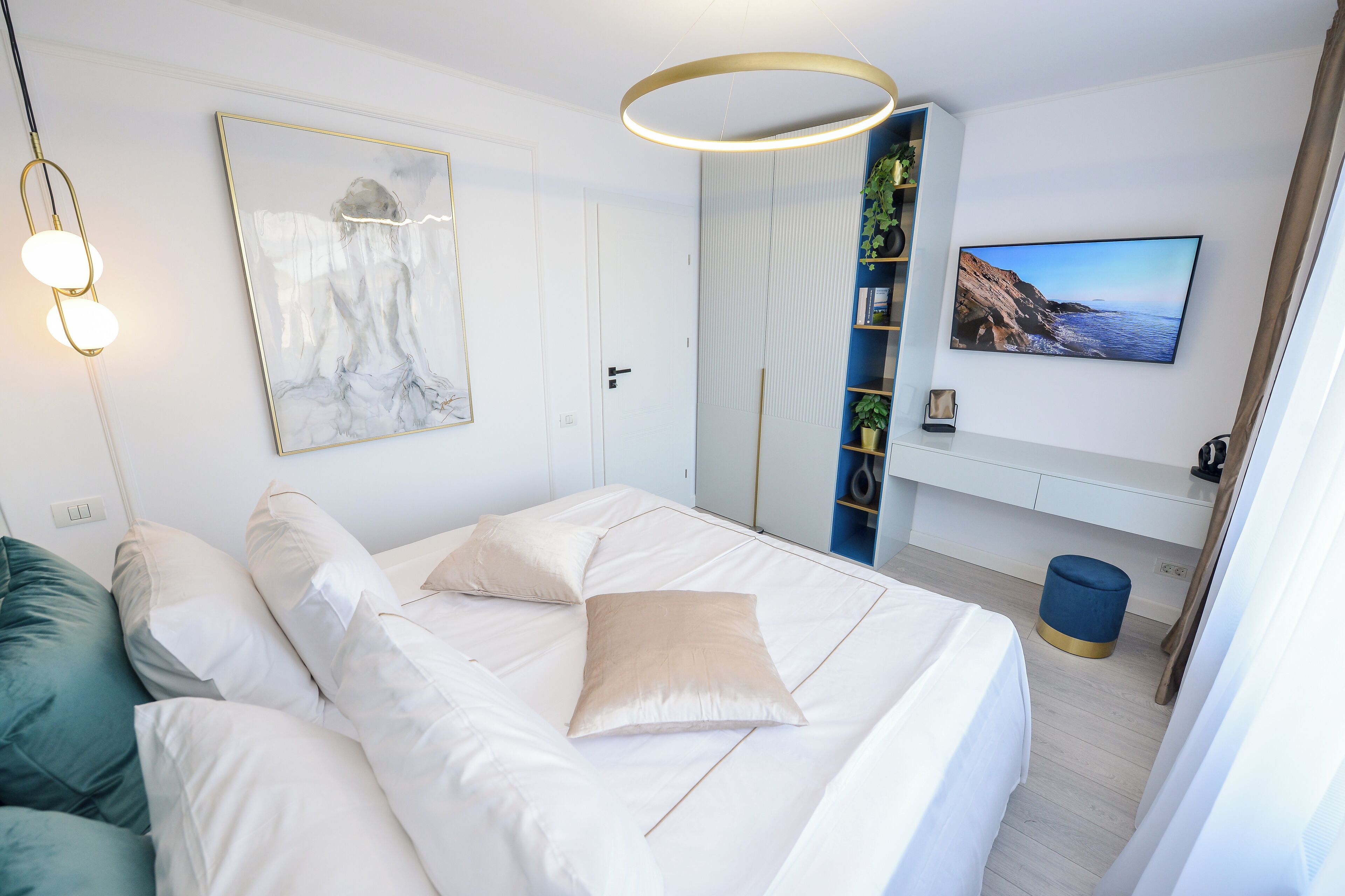 1 slaapkamer, een bureau, een strijkplank/strijkijzer, internet