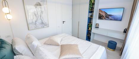 1 bedroom, desk, iron/ironing board, internet