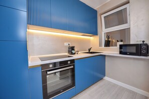 Réfrigérateur, four à micro-ondes, un four, surface de cuisson