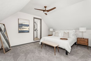4 bedrooms, desk, iron/ironing board, WiFi - Sunny Blue: 4 BR, 2 En-suites, Hip Fountain Square (Indianapolis)