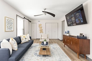 Smart TV - Sunny Blue: 4 BR, 2 En-suites, Hip Fountain Square (Indianapolis)
