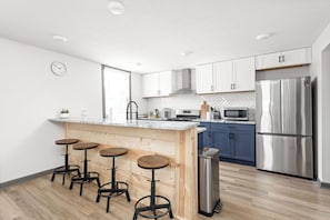 Fridge, microwave, oven, stovetop - Sunny Blue: 4 BR, 2 En-suites, Hip Fountain Square (Indianapolis)