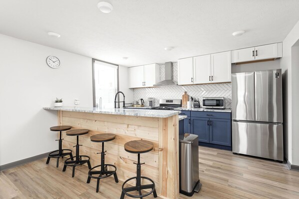 Fridge, microwave, oven, stovetop - Sunny Blue: 4 BR, 2 En-suites, Hip Fountain Square (Indianapolis)