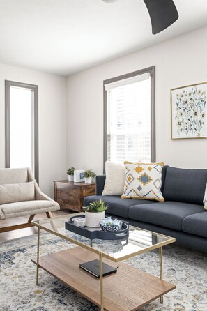 Smart TV - Sunny Blue: 4 BR, 2 En-suites, Hip Fountain Square (Indianapolis)