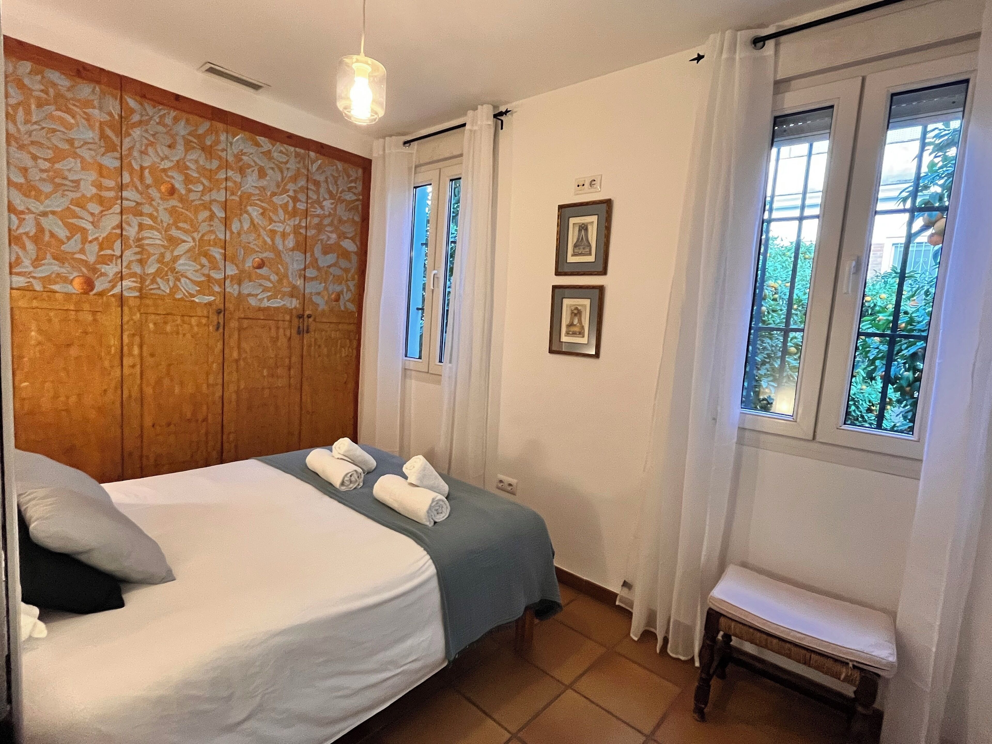 6 slaapkamers, een strijkplank/strijkijzer, reisbedje, internet