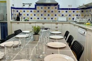 Réfrigérateur, micro-ondes, plaque de cuisson, lave-vaisselle