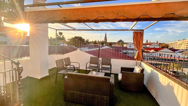 A rooftop terrace with outdoor furniture, a pergola, and a view of the cityscape. - Plaza España Family House, amplia casa con parking gratuito en la calle, ideal para familias y grupo... (Seville)