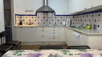 Een koelkast, een magnetron, een kookplaat, een vaatwasser