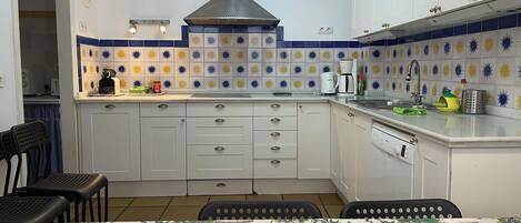 Een koelkast, een magnetron, een kookplaat, een vaatwasser