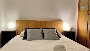 6 slaapkamers, een strijkplank/strijkijzer, reisbedje, internet