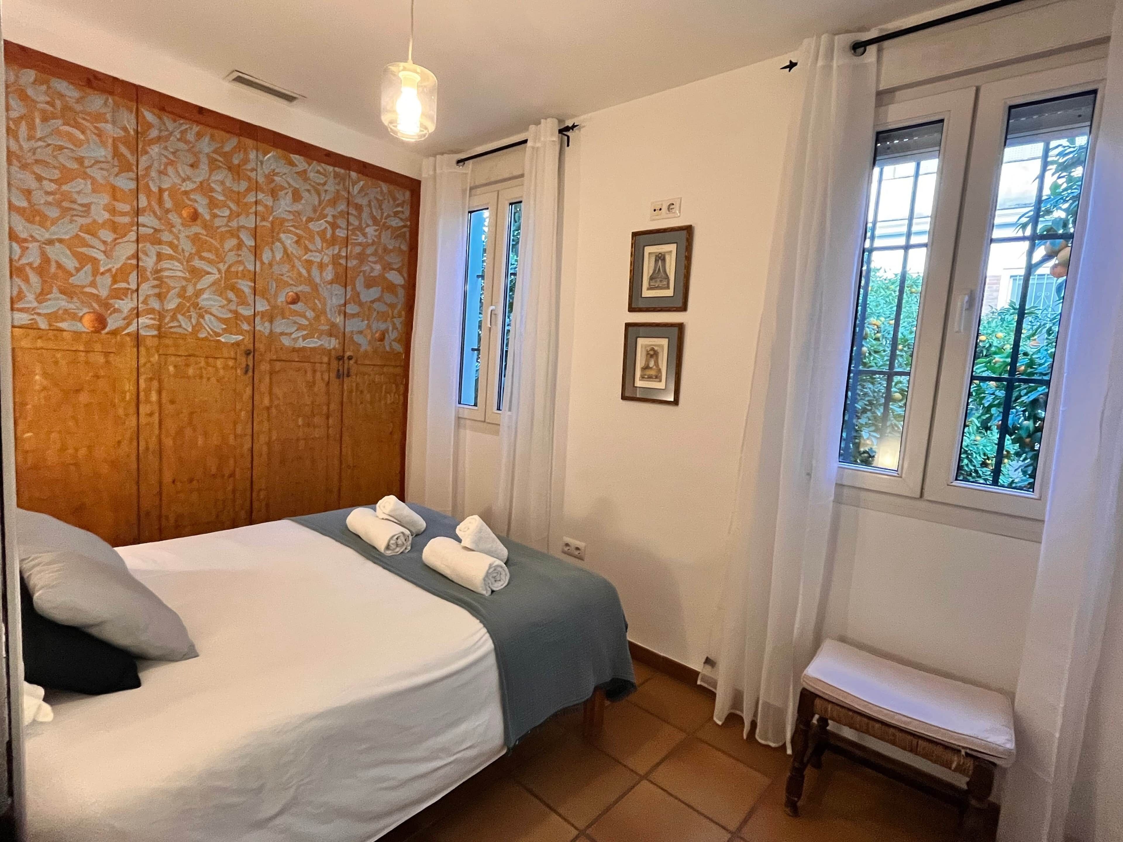 4 bedrooms, iron/ironing board, WiFi, bed sheets