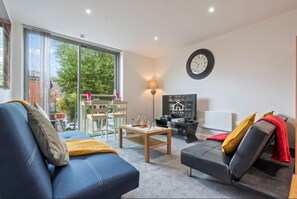 TV - Heart of City Centre Luxury apartment with Secured Underground Parking (West Midlands)