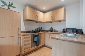 Fridge, microwave, stovetop, dishwasher - Heart of City Centre Luxury apartment with Secured Underground Parking (West Midlands)