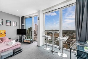 1 bedroom, iron/ironing board, Internet, bed sheets - Heart of City, Centre  Point Luxury Apartment (Birmingham)