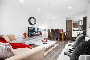 TV - 3Bedroom  5 Bed Apt with Parking (Birmingham)