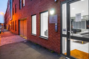 Exterior detail - 3Bedroom  5 Bed Apt with Parking (Birmingham)