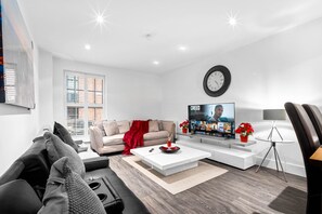 TV - 3Bedroom  5 Bed Apt with Parking (Birmingham)