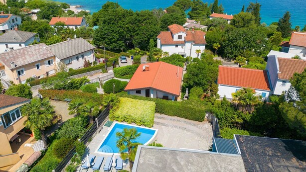 A residential area with houses, a swimming pool, and a view of the sea. - Villa Sea Bound with Pool (Malinska)