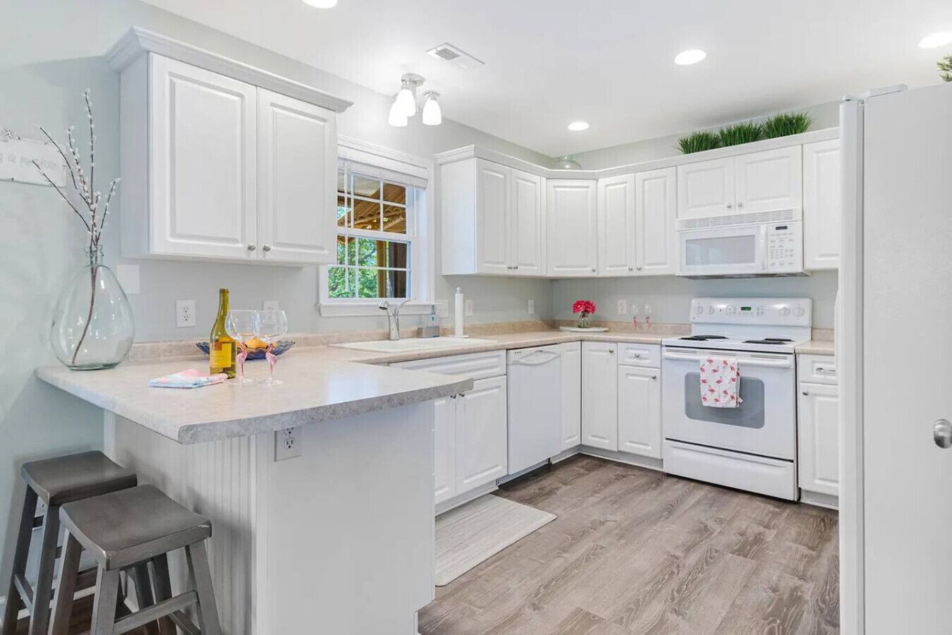 冷蔵庫、電子レンジ、オーブン、コンロ