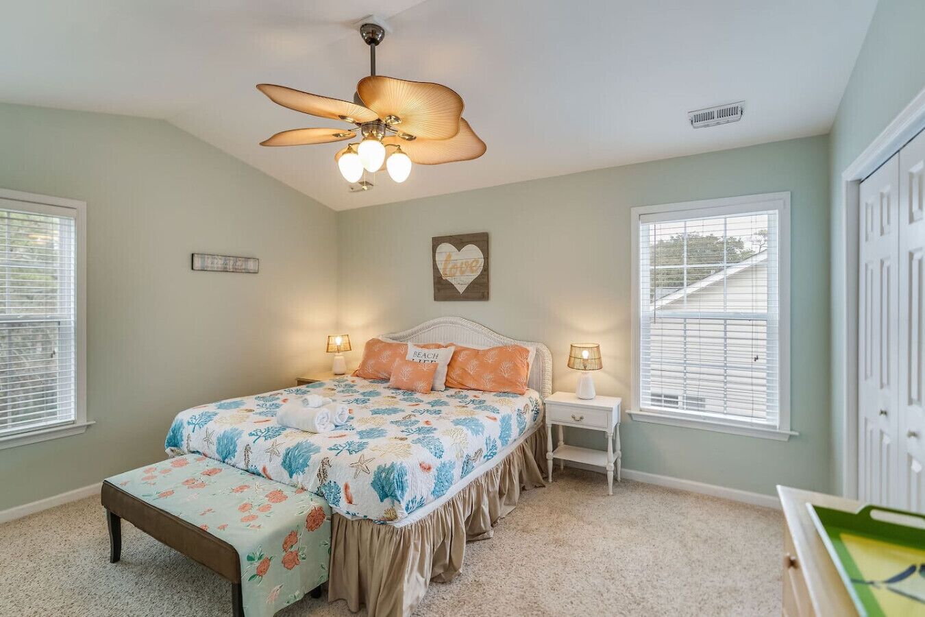 4 室のベッドルーム、デスク、アイロン / アイロン台、旅行用ベビーベッド