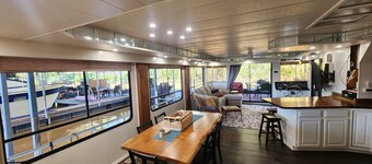Pier D Lite 4 bdrm Houseboat on River Downtown Knoxville - walk to Univ. of TN 