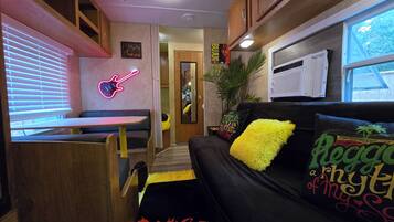 Télévision, cheminée