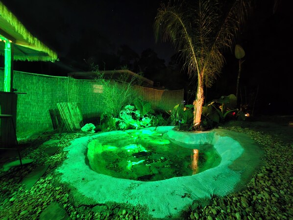 Bañera de hidromasaje al aire libre