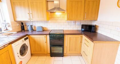 3 Bedroom house with free Private parking, Aylesbury, Dalston cl