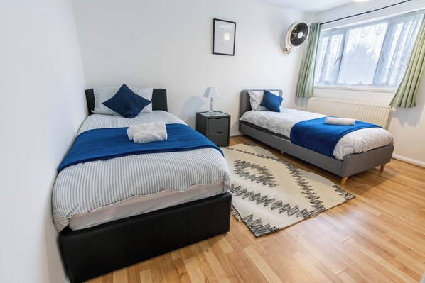 3 chambres, fer et planche à repasser, Wi-Fi, literie fournie