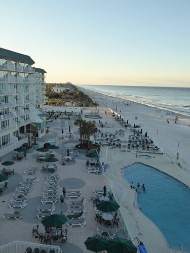 Ormond Beach FL, February speed week Oceanfront Escape w/ Full Kitchen, Balcony