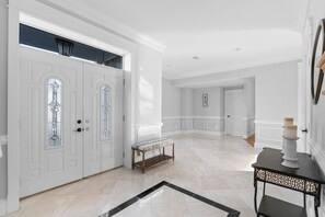 Interior - Bright , sunny, and inviting 5 bedroom w/ a spacious floor plan + Movie Theater (arlington)