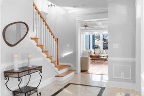 Interior - Bright , sunny, and inviting 5 bedroom w/ a spacious floor plan + Movie Theater (arlington)