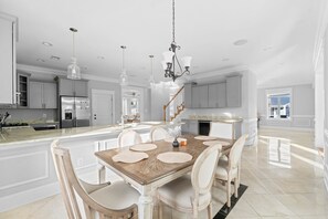 Dining - Bright , sunny, and inviting 5 bedroom w/ a spacious floor plan + Movie Theater (arlington)