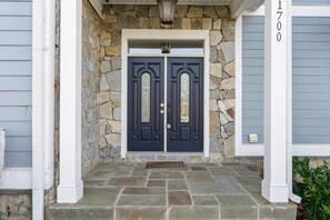 Exterior detail - Bright , sunny, and inviting 5 bedroom w/ a spacious floor plan + Movie Theater (arlington)