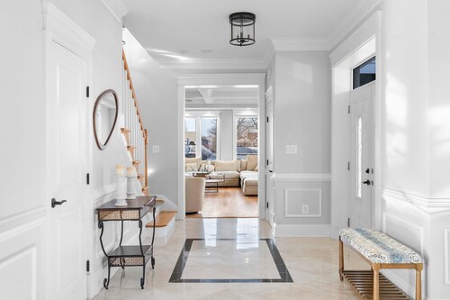 Bright , sunny, and inviting 5 bedroom w/ a spacious floor plan + Movie Theater