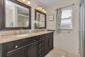 Shower, hair dryer, towels, soap - Rose's Lakeview (Orlando)