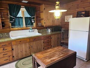 Kjøleskap, mikrobølgeovn og kaffetrakter/tekoker