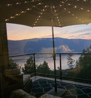 Property grounds - Splendour by the Lake at McKinley Beach | Lake-View 3BR + Beach, Trails & Courts (Kelowna)