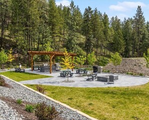 Outdoor dining - Splendour by the Lake at McKinley Beach | Lake-View 3BR + Beach, Trails & Courts (Kelowna)