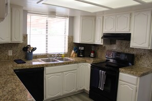 Private kitchen - Charming 4-bedroom house in Mesa, next to  Scottsdale, Tempe with AC, WiFi,  (Mesa)
