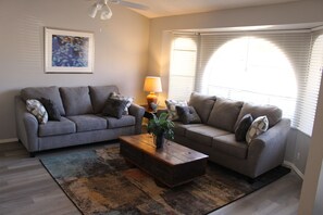 Living area - Charming 4-bedroom house in Mesa, next to  Scottsdale, Tempe with AC, WiFi,  (Mesa)