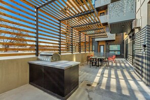 Outdoor dining - Sugarhood SLC ModernEast 3BR/2BA w/CoWorking Space + Gym (Salt Lake City)