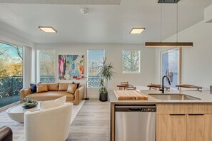 Interior - Sugarhood SLC ModernEast 3BR/2BA w/CoWorking Space + Gym (Salt Lake City)