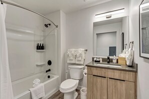 Sèche-cheveux, serviettes fournies, savon, papier toilette