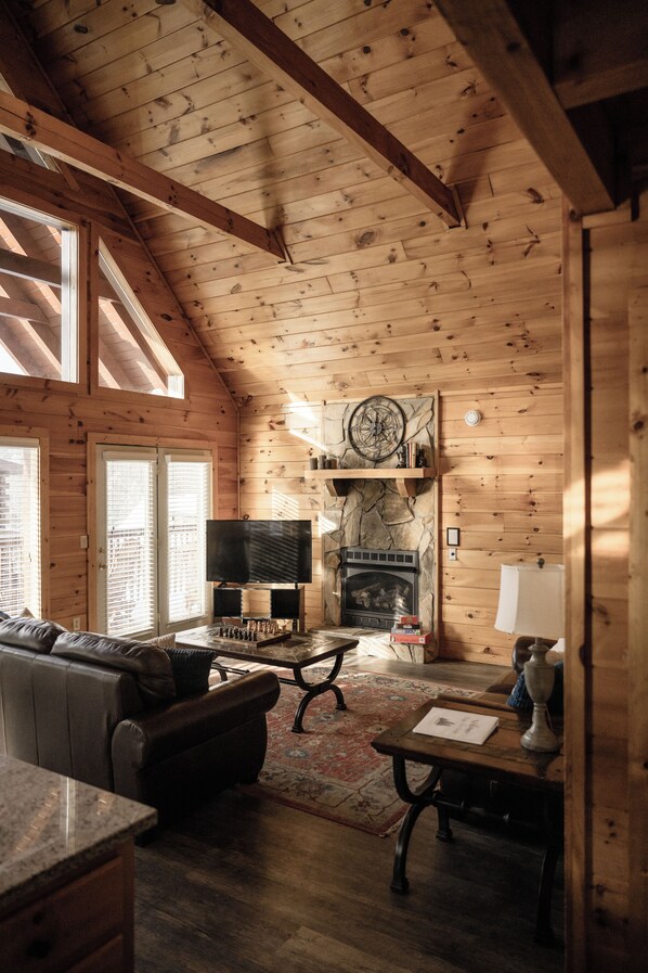 TV connectée, cheminée, baby-foot, livres