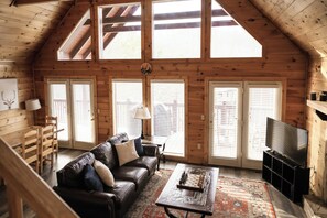 TV connectée, cheminée, baby-foot, livres