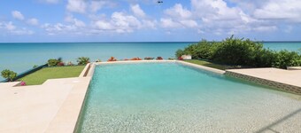 The Great House, Stunning 4-Bedroom Coastal Retreat with Panoramic Ocean Views