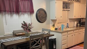 Dining - Charming 2-bedroom house in delightful Jackson with AC, WiFi (Jackson)