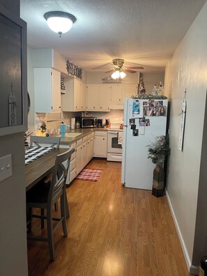 Fridge, microwave, oven, stovetop - Charming 2-bedroom house in delightful Jackson with AC, WiFi (Jackson)