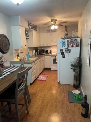 Køleskab, mikrobølgeovn, ovn, kogeplade